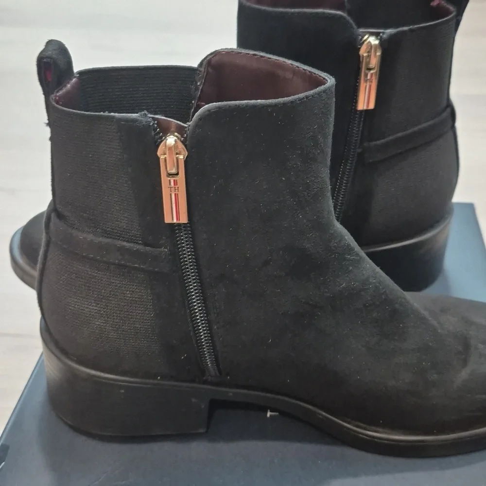 Elegant Black Ankle Boots with Gold Accent - Picture 3 of 6